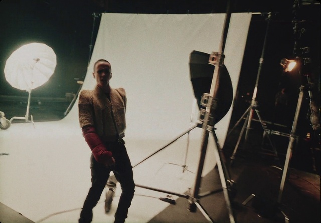 Video Reference: Musician, Flash photography, Performing arts, Music, Entertainment, Tripod, Artist, Microphone stand, Art, Event