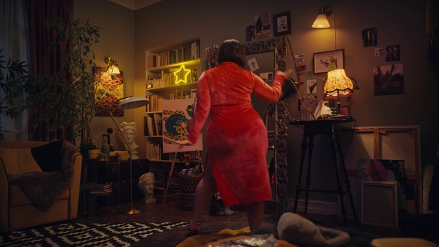 Video Reference: Picture frame, Interior design, Dress, Lamp, Living room, Plant, Houseplant, Flooring, Event, Fashion design