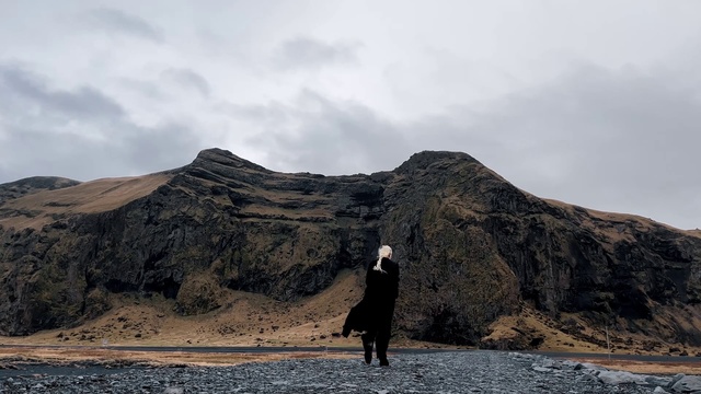 Video Reference: Cloud, Sky, Mountain, Water, Gesture, People in nature, Highland, Landscape, Mountainous landforms, Horizon