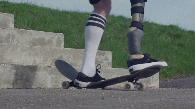 Video Reference: Wheel, Shoe, Leg, Tire, Rolling, Knee, Asphalt, Roller skates, Sports gear, Roller sport