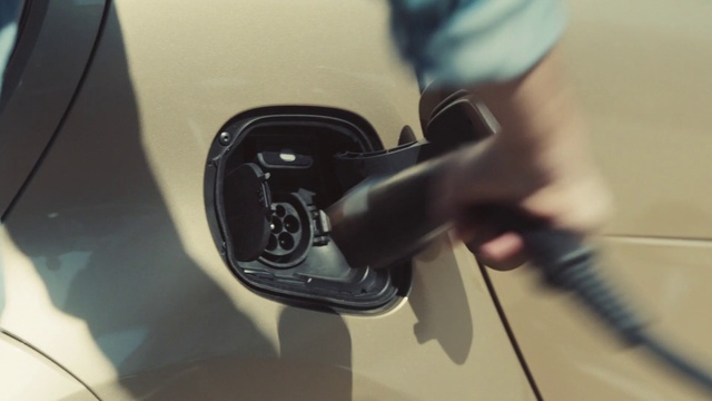 Video Reference: Automotive side-view mirror, Automotive mirror, Automotive tire, Automotive lighting, Steering wheel, Vehicle, Rear-view mirror, Personal luxury car, Door, Fender