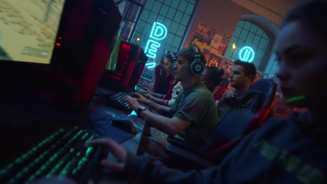 Video Reference: Personal computer, Computer keyboard, Computer, Entertainment, T-shirt, Chair, Fun, Electronic device, Leisure, Event