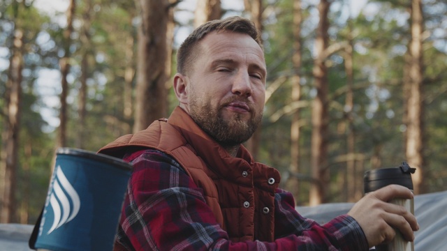 Video Reference: Tartan, Beard, Leaf, Photographer, Tree, Camera lens, Reflex camera, Camera, Glove, Digital camera
