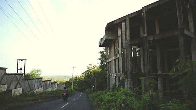 Video Reference: Sky, Plant, Cloud, Building, Window, Asphalt, Grass, Neighbourhood, Road surface, Residential area