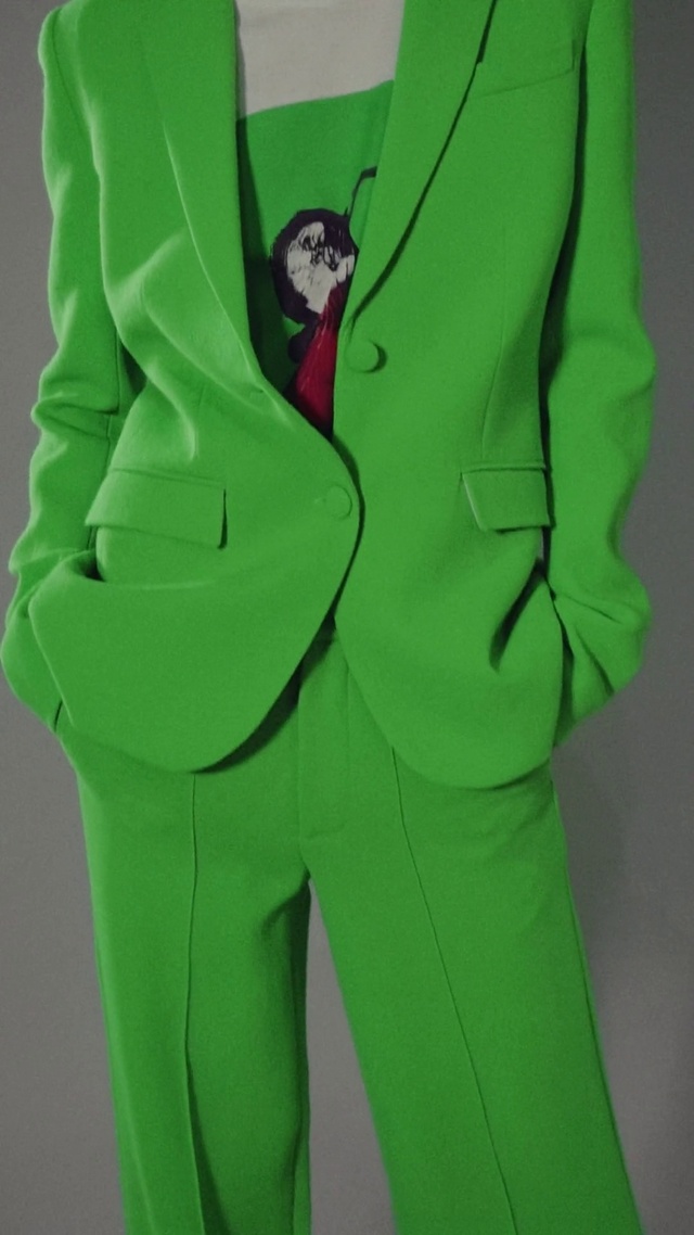 Video Reference: Outerwear, Coat, Sleeve, Gesture, Collar, Jacket, Sportswear, Dress shirt, Suit, T-shirt