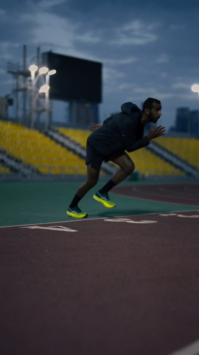 Video Reference: Shorts, Sky, Track and field athletics, Asphalt, Sports uniform, Player, Sportswear, Knee, Exercise, Sports