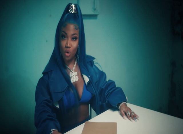 Video Reference: Arm, Table, Sleeve, Flash photography, Gesture, Jewellery, Eyewear, Electric blue, Fashion design, Necklace