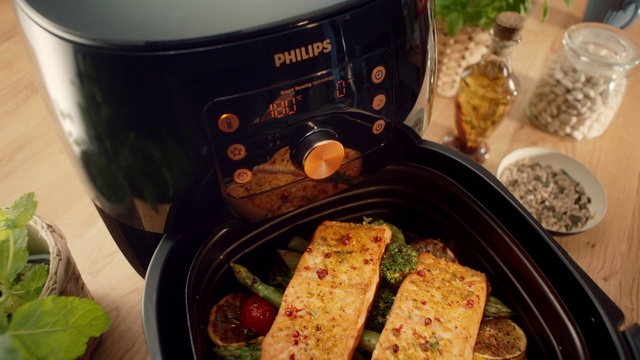 Video Reference: Food, Tableware, Ingredient, Recipe, Plate, Cuisine, Dish, Fast food, Audio equipment, Kitchen appliance