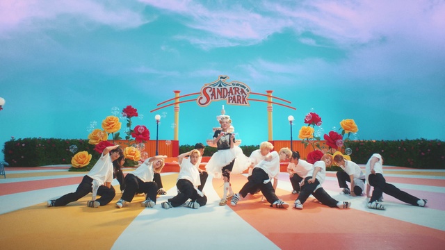 Video Reference: Cloud, Sky, World, Happy, Entertainment, Leisure, Fun, Recreation, Event, Performing arts