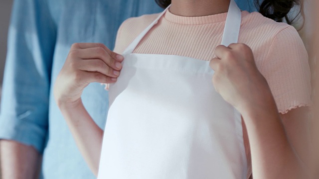 Video Reference: Joint, Shoulder, Neck, Sleeve, Gesture, Finger, Dress shirt, Waist, Collar, Sleeveless shirt