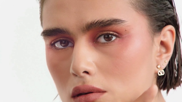 Video Reference: Forehead, Nose, Cheek, Skin, Lip, Chin, Eyebrow, Eyelash, Mouth, Lipstick