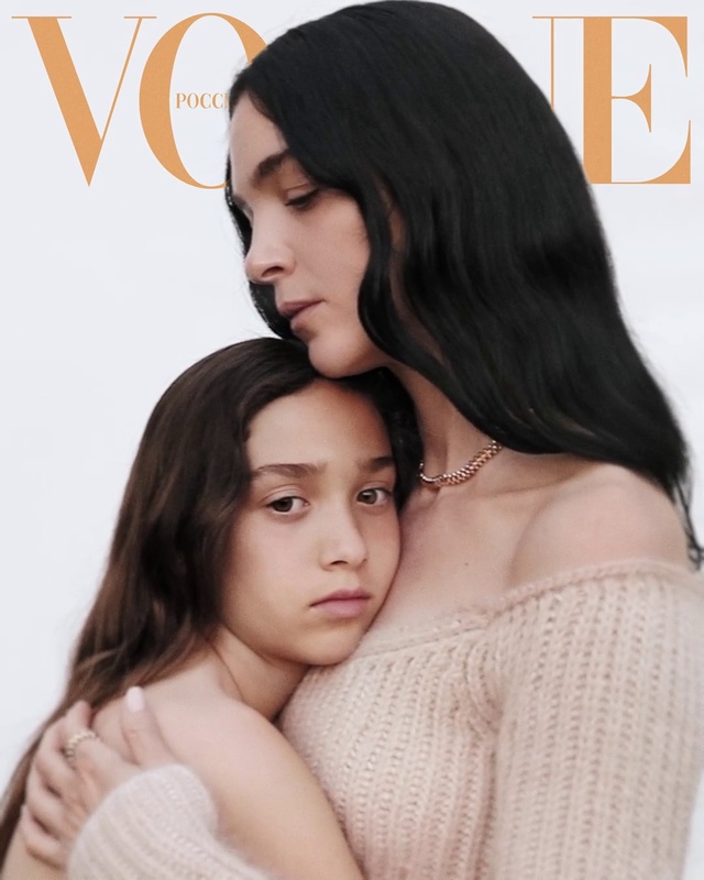 Video Reference: Face, Hair, Skin, Lip, Eyebrow, Shoulder, Eye, Eyelash, Neck, Fashion