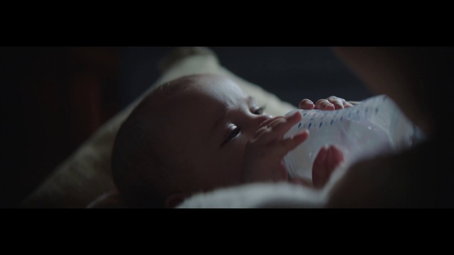 Video Reference: Head, Eyelash, Flash photography, Jaw, Neck, Gesture, Human leg, Comfort, Darkness, Carmine