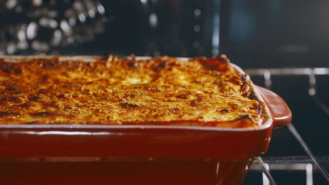 Video Reference: Food, Casserole, Ingredient, Recipe, Cuisine, Dish, Staple food, Zelnik, Bread pan, Pastel de choclo