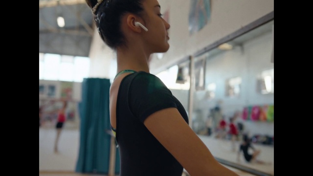 Video Reference: Shoulder, Neck, Flash photography, Street fashion, Eyewear, Waist, Fashion design, Black hair, Fun, T-shirt