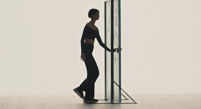 Video Reference: Hand, Shoulder, Leg, Human body, Neck, Sleeve, Gesture, Knee, Flash photography, Waist