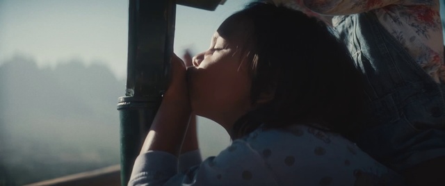 Video Reference: Flash photography, Gesture, Eyelash, Sky, Comfort, Tints and shades, Happy, Eyewear, Travel, Human leg