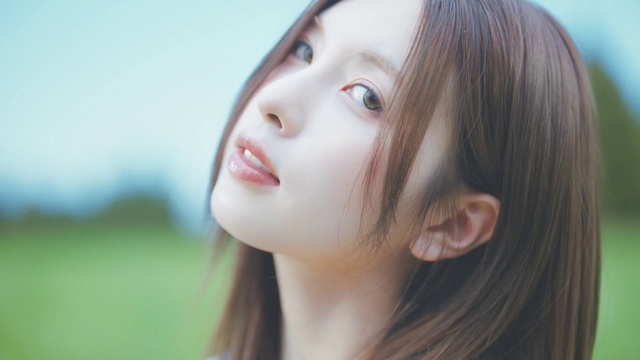 Video Reference: Nose, Cheek, Skin, Lip, Chin, Eyebrow, Eyelash, Flash photography, Jaw, Iris