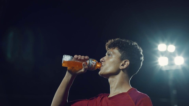 Video Reference: Bottle, Microphone, Music, Gesture, Performing arts, Entertainment, Music artist, Musician, Flash photography, Singing