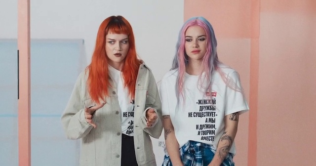 Video Reference: Face, Hair, Arm, White, Eyelash, Fashion, Street fashion, Sleeve, Gesture, Happy