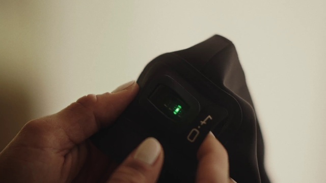 Video Reference: Hand, Gesture, Camera accessory, Finger, Communication Device, Audio equipment, Wrist, Gadget, Cameras & optics, Thumb