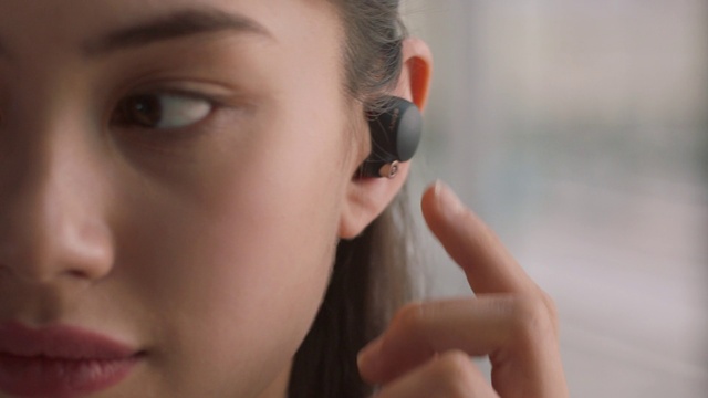 Video Reference: Forehead, Nose, Cheek, Skin, Lip, Chin, Hairstyle, Hearing, Mouth, Eye