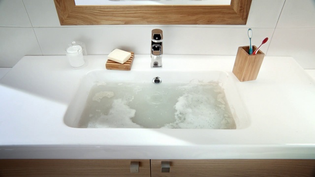 Video Reference: Tap, Plumbing fixture, Bathroom sink, Rectangle, Liquid, Fluid, Interior design, Wood, Bathtub, Water