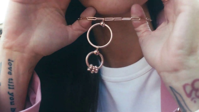 Video Reference: Hand, Vision care, Body jewelry, Neck, Ear, Eyewear, Finger, Gesture, Thumb, Nail