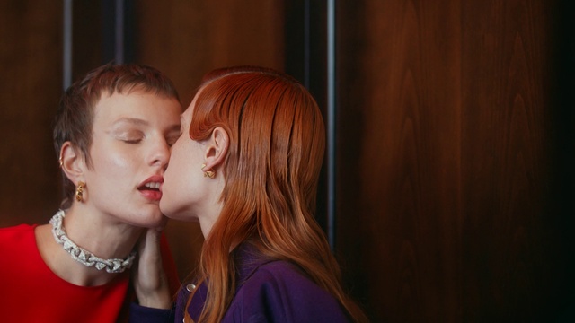 Video Reference: Lip, Facial expression, Eyelash, Ear, Flash photography, Gesture, Happy, Dress, Kiss, Body jewelry