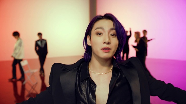Video Reference: Skin, Lip, Lipstick, Flash photography, Eyelash, Fashion, Standing, Gesture, Fashion design, Black hair