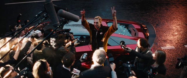 Video Reference: Gesture, Camera, T-shirt, Television crew, Entertainment, Fan, Video camera, Videographer, Event, Crew