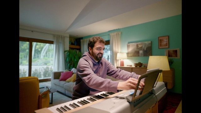 Video Reference: Musical instrument, Furniture, Keyboard, Picture frame, Piano, Laptop, Musical keyboard, Musician, Organist, Human body