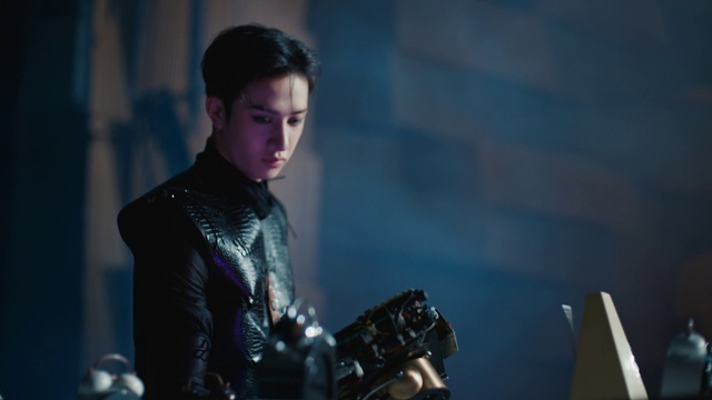 Video Reference: Musician, Flash photography, Entertainment, Music artist, Music, Event, Electric blue, Performing arts, Audio equipment, Fashion design