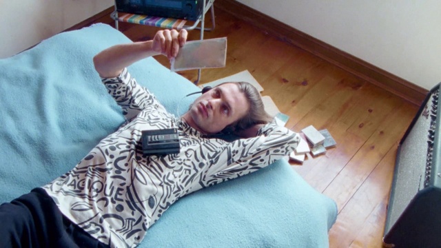 Video Reference: Face, Hairstyle, Shoulder, Arm, Comfort, Smile, Cool, Happy, T-shirt, Wood