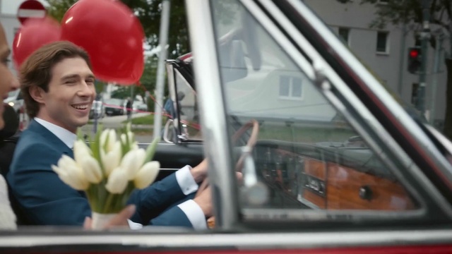 Video Reference: Vehicle, Motor vehicle, Car, Automotive design, Smile, Gesture, Mode of transport, Plant, Automotive mirror, Automotive exterior