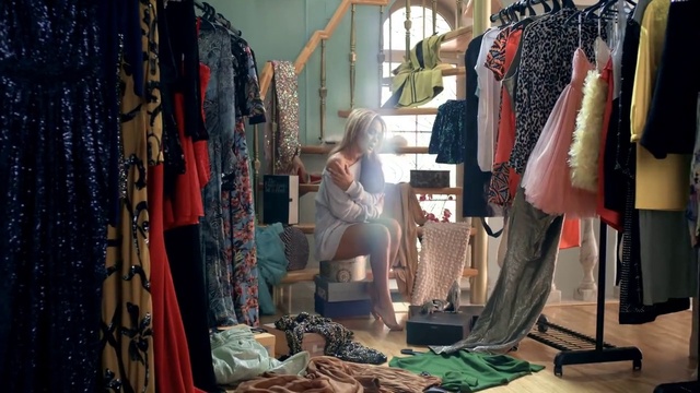 Video Reference: Blue, Textile, Selling, Interior design, Sleeve, Public space, Fashion design, T-shirt, Shopping, Retail