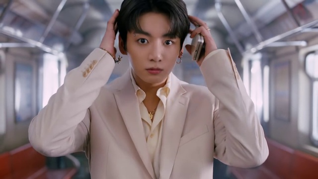 Video Reference: Dress shirt, Eyelash, Jaw, Ear, Neck, Sleeve, Flash photography, Gesture, Collar, Street fashion