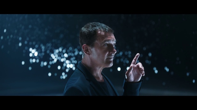 Video Reference: Flash photography, Gesture, Music artist, Entertainment, Audio equipment, Display device, Event, Performing arts, Font, Spokesperson