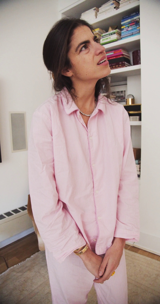 Video Reference: Lip, Musical instrument, Piano, Dress shirt, Neck, Sleeve, Waist, Street fashion, Collar, Keyboard