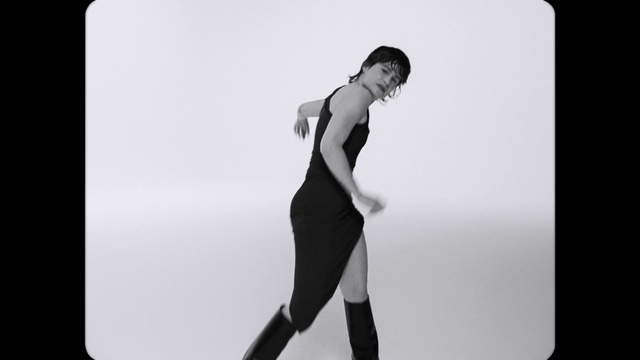 Video Reference: Flash photography, One-piece garment, Dress, Sleeve, Waist, Gesture, Knee, Thigh, Style, Elbow