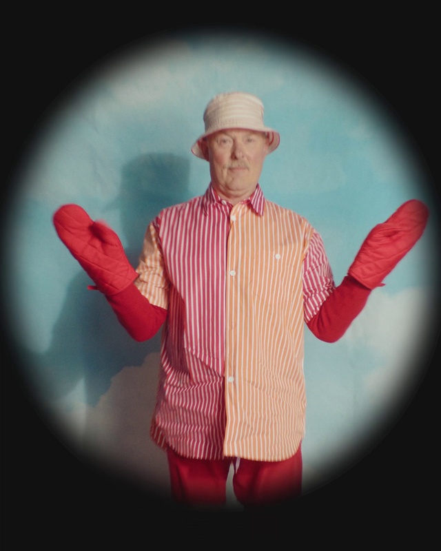 Video Reference: Hand, Organ, Dress shirt, Hat, Flash photography, Sleeve, Fedora, Microphone, Gesture, Sun hat