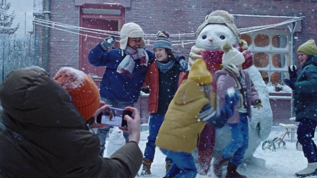 Video Reference: Snow, Textile, Jacket, Social group, Freezing, Leisure, Recreation, Fun, Event, Winter