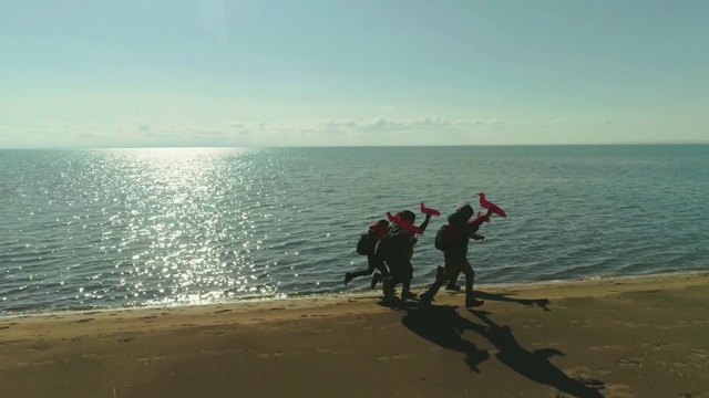 Video Reference: Water, Sky, Cloud, Beach, Coastal and oceanic landforms, Travel, Horizon, Lake, Leisure, Recreation