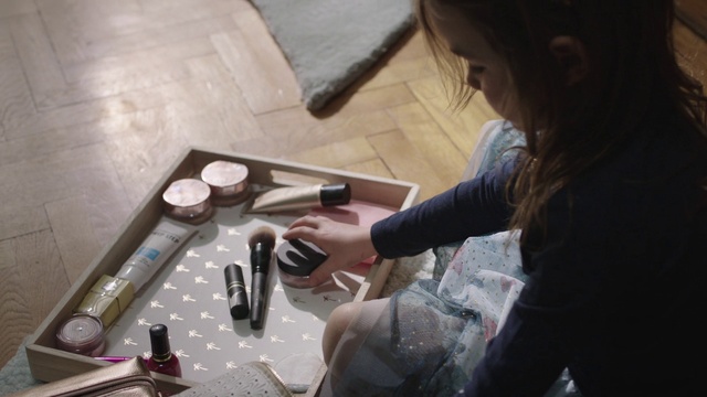 Video Reference: Hand, Automotive design, Wood, Audio equipment, Engineering, Flooring, Art, Kitchen, Science, Glass