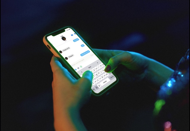 Video Reference: Musical instrument, Guitar accessory, Electronic instrument, Gadget, Guitar, Audio equipment, String instrument accessory, Nail, Electric blue, Electric guitar