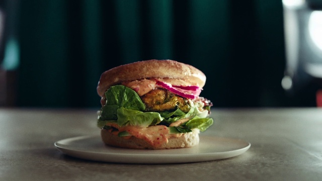 Video Reference: Food, Sandwich, Tableware, Bun, Recipe, Ingredient, Dishware, Leaf vegetable, Fast food, Hamburger