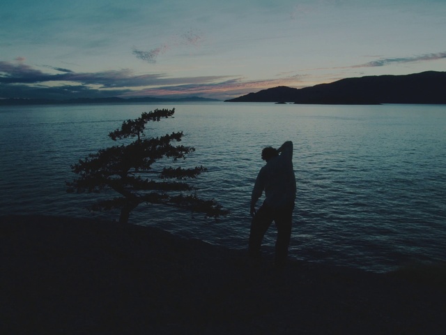 Video Reference: Cloud, Water, Sky, Dusk, Lake, Sunlight, Afterglow, Atmospheric phenomenon, Coastal and oceanic landforms, People in nature