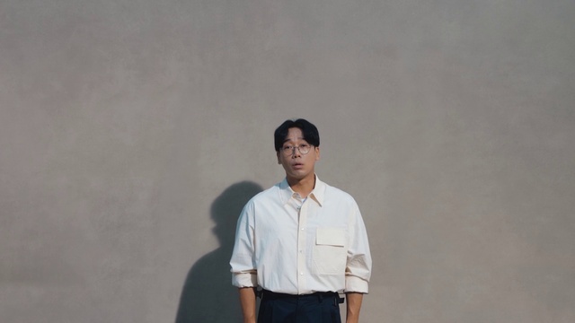 Video Reference: Dress shirt, Sleeve, Gesture, Collar, Event, Formal wear, White-collar worker, Elbow, Orator, Job