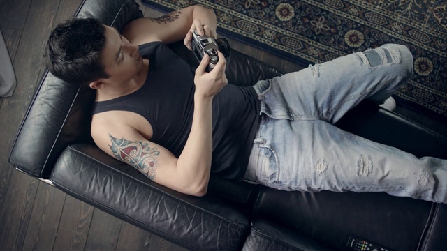 Video Reference: Jeans, Shoe, Arm, Shoulder, Leg, Comfort, Human body, Flash photography, Knee, Thigh