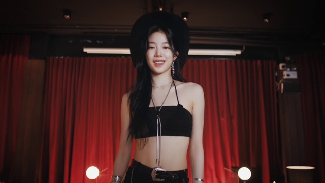 Video Reference: Smile, Shoulder, Muscle, Fashion, Flash photography, Curtain, Theater curtain, Entertainment, Waist, Thigh
